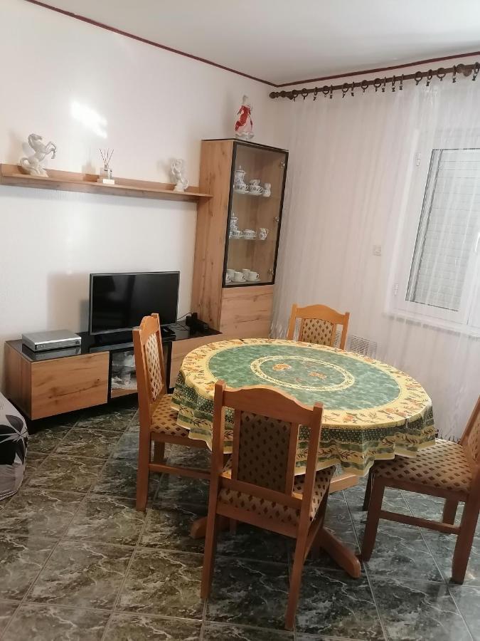 Andelo I Ruzica Apartment Mundanije