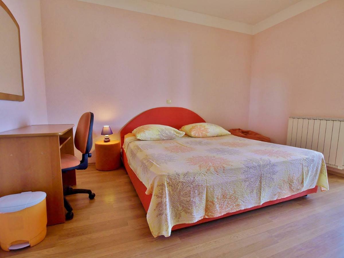 Andelo I Ruzica Apartment Mundanije